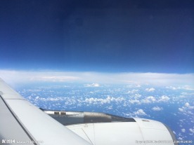 飞机上看天空