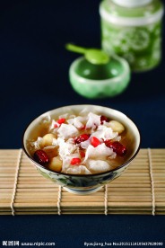 红枣莲子炖银耳