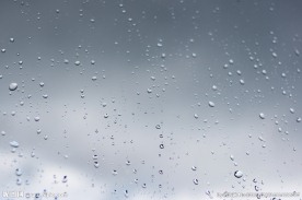 玻璃上的雨滴高清图片素材