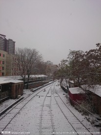 雪中的地铁铁轨