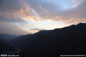 山间日出
