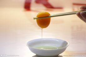 筷子夹鸡蛋