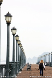 海边栈桥路灯