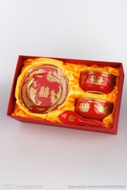 中国红釉龙凤对碗