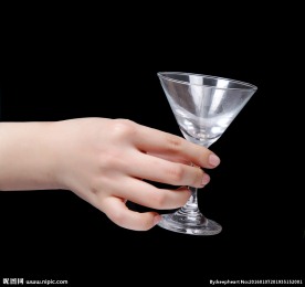 手拿高脚杯