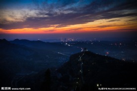 晚霞印青山