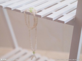 砗磲手串与白色木架