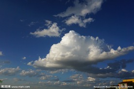 草原天路蓝天白云