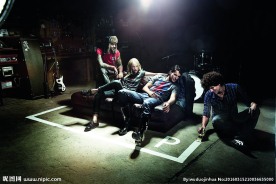 夜色下玩耍的人们