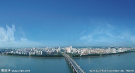 蓝天下的城市