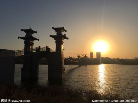 夕阳下的桥