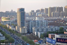 夕阳下的城市高楼