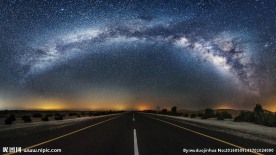 夜色下的道路