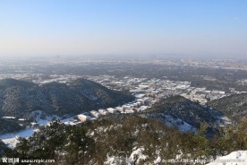 雪后的山峰和雪景