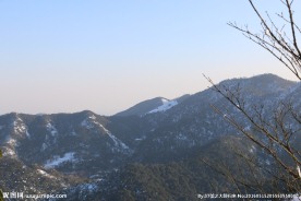 大雪过后的山峰