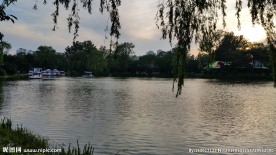 黄昏时的湖面