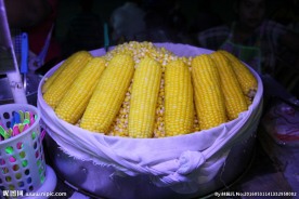 泰国美食水煮玉米