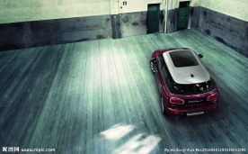 停放在室内的汽车