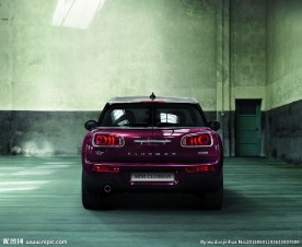 停放在室内的汽车