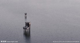 大海上的炼油平台