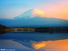 富士山下的湖泊桥梁