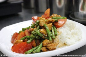 番茄豆角炒鸡丁盖饭