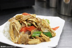 腐竹炒肉片盖饭