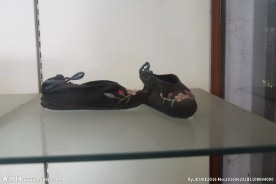 绣花鞋老物件摄影