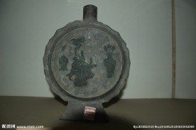 铜质酒壶摄影图