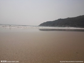 浪逐沙滩