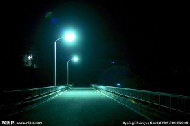路灯下的道路