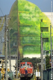 穿梭在城市建筑的火车
