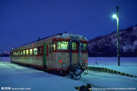 雪地里行驶的火车