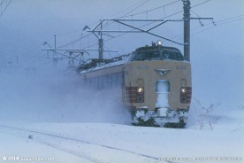 雪地里行驶的火车