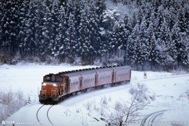雪地里行驶的火车