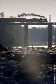 行驶在高架桥上的火车