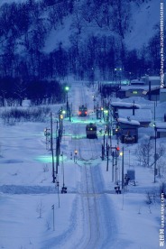 雪地里行驶的火车轨道