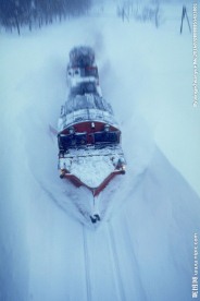 雪地里行驶的火车
