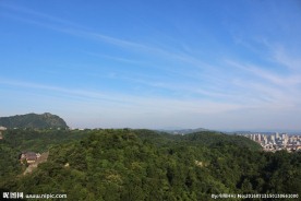 蓝天山峦