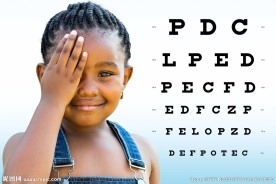 非洲小女孩测视力