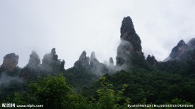 云雾中的山