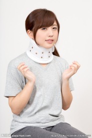 受伤女生
