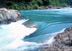 小河流水