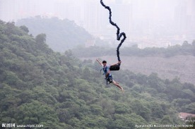 蹦极飞跃而下
