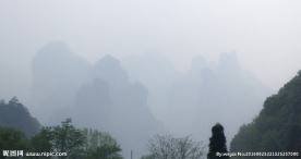 雾笼群山