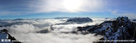 阳光照耀下山峰云海