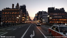 夜色下的城市街道