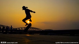 夕阳下的滑板少年