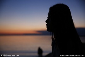夕阳下的女子侧脸