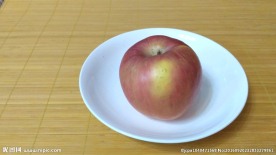 碟子上的红苹果